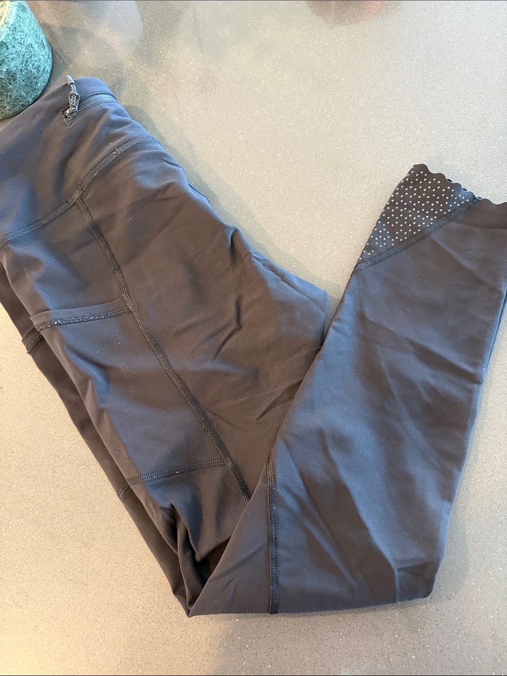 lululemon athletica Black Women's Performance Leggings with scallop Cuff size 6